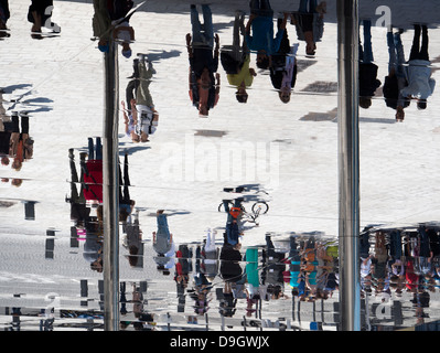 Le monde entier se tourna à l'envers - réflexions étranges au Vieux Port de Marseille, France 4 Banque D'Images