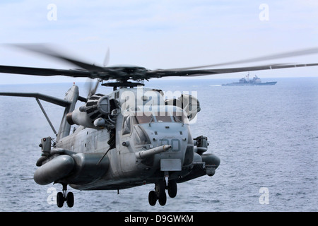 Un CH-53E Super Stallion mène des opérations aériennes. Banque D'Images