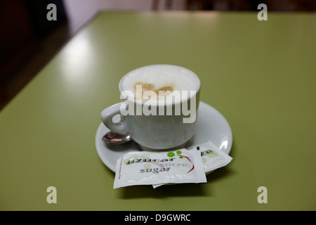 Cafe con leche voie lactée le café dans un petit bar cafe à baga catalogne espagne Banque D'Images