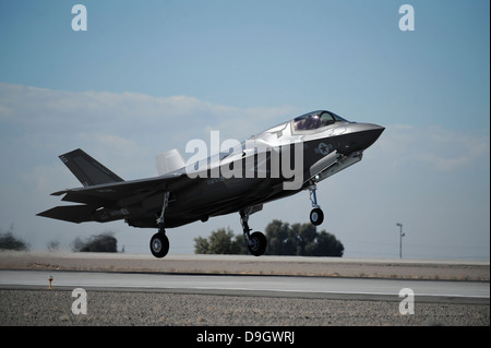 Le 16 novembre 2012 - Un Corps des Marines américains F-35B se prépare pour l'atterrissage à Marine Corps Air Station Yuma, Arizona. Banque D'Images