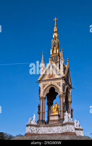 Albert Memorial dans Kensington Gardens à Londres, Angleterre (contre un ciel bleu) Banque D'Images