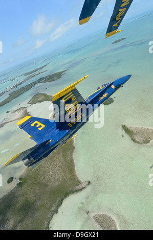 Un F/A-18 Hornet de la Blue Angels survole les Florida Keys. Banque D'Images