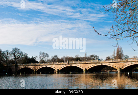 Bridge et lac Serpentine dans Hyde Park à Londres, Angleterre Banque D'Images