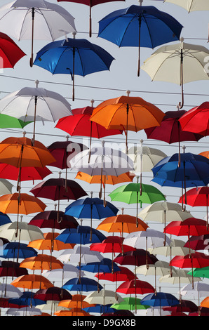 Parasols colorés contre le ciel pour le jour d'Ataturk, Kaleici, Antalya, Turquie Banque D'Images