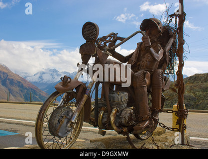 Paire de motards (sculpture de métal sur le sommet du col du Grimsel road) ; Biker-Paar Metallskulptur (auf der Grimsel-Passhöhe) Banque D'Images