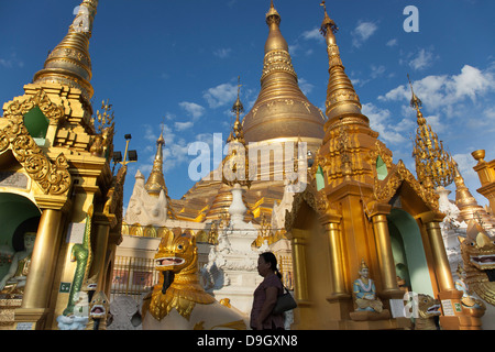 Dimanche dans le complexe de la pagode Schwedagon à Rangoon (Yangon) en Birmanie (Myanmar). Banque D'Images