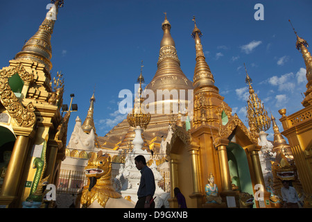 Dimanche dans le complexe de la pagode Schwedagon à Rangoon (Yangon) en Birmanie (Myanmar). Banque D'Images