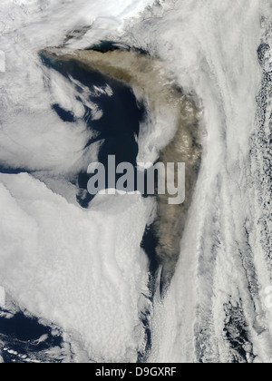 Vue d'un épais panache de cendres s'élevant du volcan Eyjafjallajokull. Banque D'Images