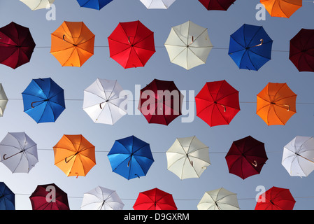 Parasols contre le ciel pour la journée d'Ataturk, Kaleici, Antalya, Turquie Banque D'Images