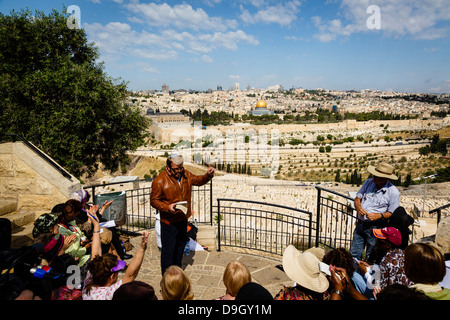 Vue sur les remparts de la vieille ville et le Dôme du rocher la mosquée à partir du mont des Oliviers, Jérusalem, Israël. Banque D'Images