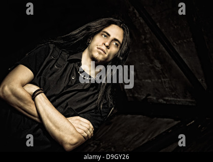 Portrait d'un beau jeune homme aux cheveux longs. Touche Bas Banque D'Images