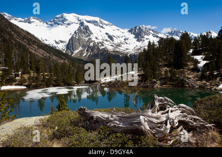 Vue sur Ibon d'Escarpinosa avec de la glace et de la neige Banque D'Images