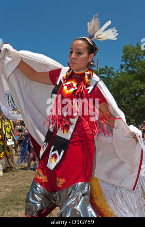 Femme en danse pow-wow Célébration en Ontario, Canada Banque D'Images