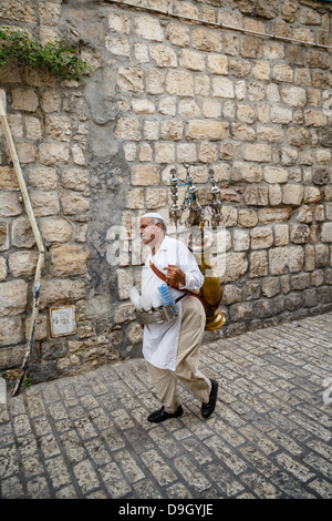 Vendeur d'eau traditionnels dans la vieille ville, Jérusalem, Israël. Banque D'Images