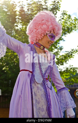 Une femelle de couleur sur le thème de l'artiste vénitien rue promenades au-dessus sur pilotis à jour italien à Vancouver sur Commercial Drive. Banque D'Images