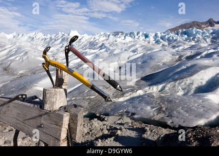 Ustensiles pour le trekking sur le glacier Perito Moreno. Des dizaines de touristes font chaque jour un trekking sur le glacier. Banque D'Images