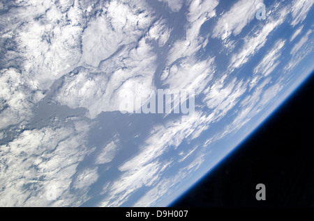 Une partie bleu et blanc de la Terre et de la noirceur de l'Espace vu de la terre l'orbite de la navette spatiale Atlantis. Banque D'Images