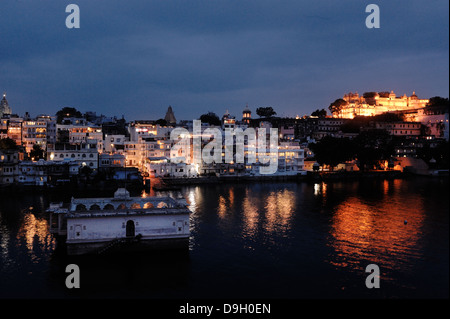 Ville d'Udaipur par nuit. Le Rajasthan, Inde Banque D'Images