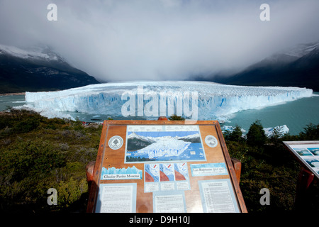 Le Glacier Perito Moreno. Ce glacier provient du champ de glace de Patagonie du Sud. Banque D'Images