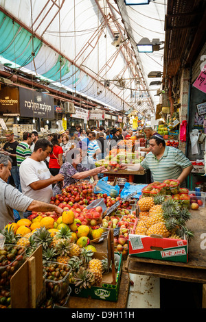 Les étals de fruits et légumes au marché Mahane Yehuda, Jérusalem, Israël. Banque D'Images