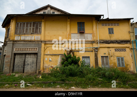 Vieux bâtiment de style colonial français à Kampot, Cambodge Banque D'Images