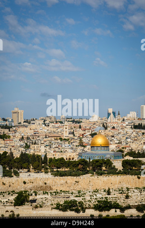 Vue sur les remparts de la vieille ville et le Dôme du rocher la mosquée à partir du mont des Oliviers, Jérusalem, Israël. Banque D'Images