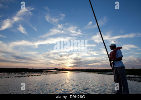 Surfer sur l'Ibera lagoon au coucher du soleil, quand il est plus facile d'observer les animaux. Banque D'Images