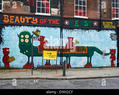 La beauté de la bête avec graffiti signe détourné à Liverpool UK Banque D'Images