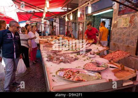 La Vucciria, l'un des plus anciens et les plus achalandés de Palerme les marchés, Palerme, Sicile, Italie Banque D'Images