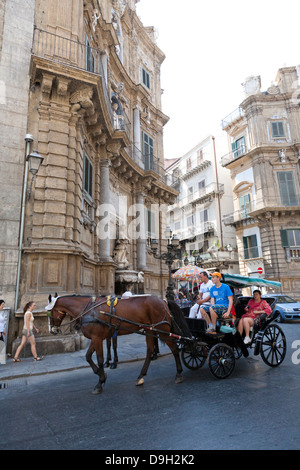 En chariot à cheval, visites, Quattro Canti, Palerme, Sicile, Italie Banque D'Images