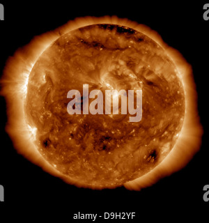 Un rift sombre dans l'atmosphère du soleil connu comme un trou coronal. Banque D'Images