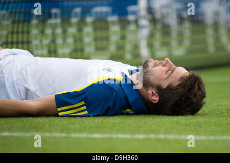 Eastbourne, Royaume-Uni. 19 juin 2013. Aegon International 2013- Jour 5.Gilles Simon de France se couche sur la cour après avoir glissé dans le filet à la fin Le point contre Kyle Edmund de Grande-Bretagne sur le court central. Gilles Simon a remporté le match 7-6, 7-6. Crédit : Mike French/Alamy Live News Banque D'Images