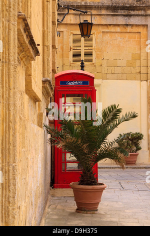 Téléphone partiellement obscurci fort dans une vieille rue de Malte Mdina Banque D'Images