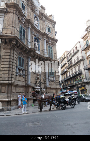 En chariot à cheval, visites, Quattro Canti, Palerme, Sicile, Italie Banque D'Images