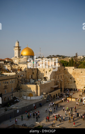 Vue sur le mur des lamentations connu également comme le mur occidental et le dôme du Rocher mosquée, Jérusalem, Israël. Banque D'Images