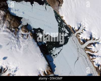 L'île de glace que vêlé off le glacier Petermann, dans le nord-ouest du Groenland migre vers le bas le fjord. Banque D'Images