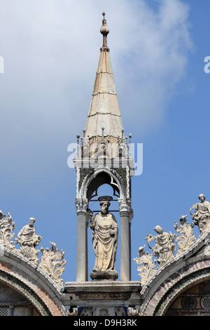 Statue baroque sur la cathédrale de Venise, Italie Banque D'Images