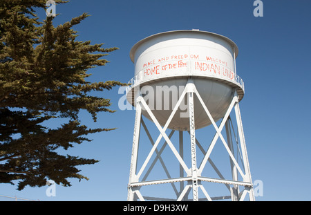 La tour de l'eau sur l'île d'Alcatraz avec Graffiti Indiens Banque D'Images