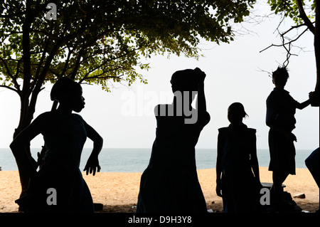 La SIERRA LEONE , jeunes de Freetown ont une partie privée avec musique danse sur la plage de Kent le week-end Banque D'Images