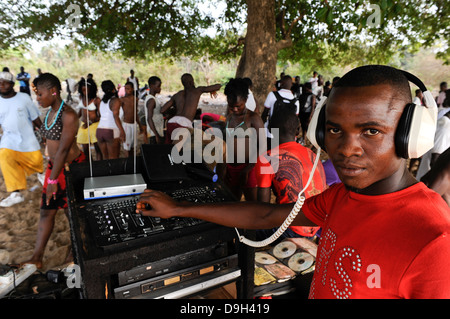 La SIERRA LEONE , jeunes de Freetown ont une partie privée avec musique danse et des boissons sur la plage de Kent le week-end, son appelé sortie à embaucher un bus avec le groupe de jeunes, prendre de la nourriture et des boissons et d'un sound machine avec DJ et de la tête à la plage pour une journée Banque D'Images