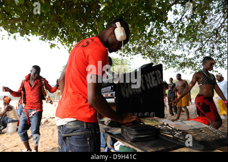 La SIERRA LEONE , jeunes de Freetown ont une partie privée avec musique danse et des boissons sur la plage de Kent le week-end, son appelé sortie à embaucher un bus avec le groupe de jeunes, prendre de la nourriture et des boissons et d'un sound machine avec DJ et de la tête à la plage pour une journée Banque D'Images