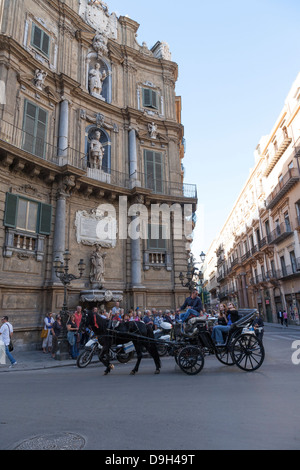 En chariot à cheval, visites, Quattro Canti, Palerme, Sicile, Italie Banque D'Images