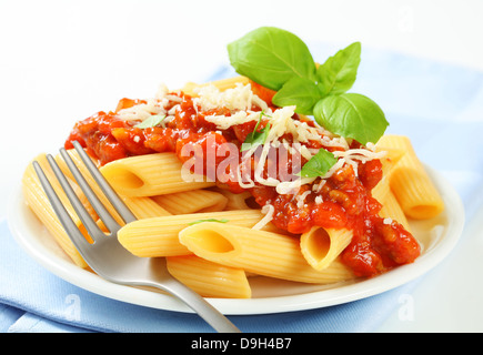 Pâtes penne avec sauce tomate à base de viande et fromage Banque D'Images