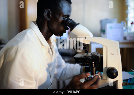 Le Soudan du Sud, région de Bahr al Ghazal, dans l'état des lacs, de l'hôpital Marie Immaculée DOR de Missionnaires Comboniens dans Mapuordit village dinka, le traitement du paludisme et d'autres maladies tropicales Banque D'Images