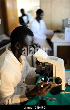 Le Soudan du Sud, région de Bahr al Ghazal, dans l'état des lacs, de l'hôpital Marie Immaculée DOR de Missionnaires Comboniens dans Mapuordit village dinka, le traitement du paludisme et d'autres maladies tropicales Banque D'Images