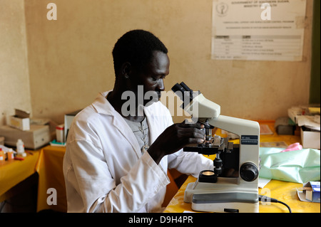 Le Soudan du Sud, région de Bahr al Ghazal, dans l'état des lacs, de l'hôpital Marie Immaculée DOR de Missionnaires Comboniens dans Mapuordit village dinka, le traitement du paludisme et d'autres maladies tropicales Banque D'Images