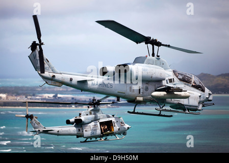 US Marine Corps AH-1W Super Cobra et hélicoptères Huey UH-1Y voler lors d'une mission de formation le 13 juin 2013 au large de la côte d'Oahu, Hawaii. Banque D'Images