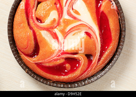 Gâteau éponge avec sauce aux fraises et crème de fromage Banque D'Images