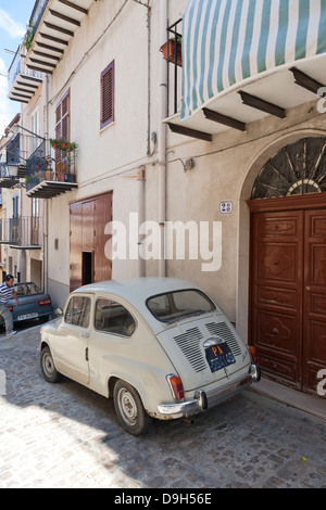 Fiat 500, rue, Castelbuono, Sicile, Italie Banque D'Images