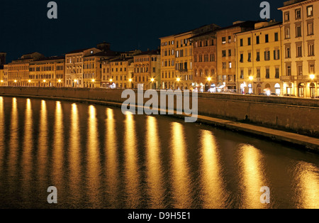 Vue de nuit sur la rivière Pisa lampe lumineux avec plus de réflexions post Arno. Banque D'Images